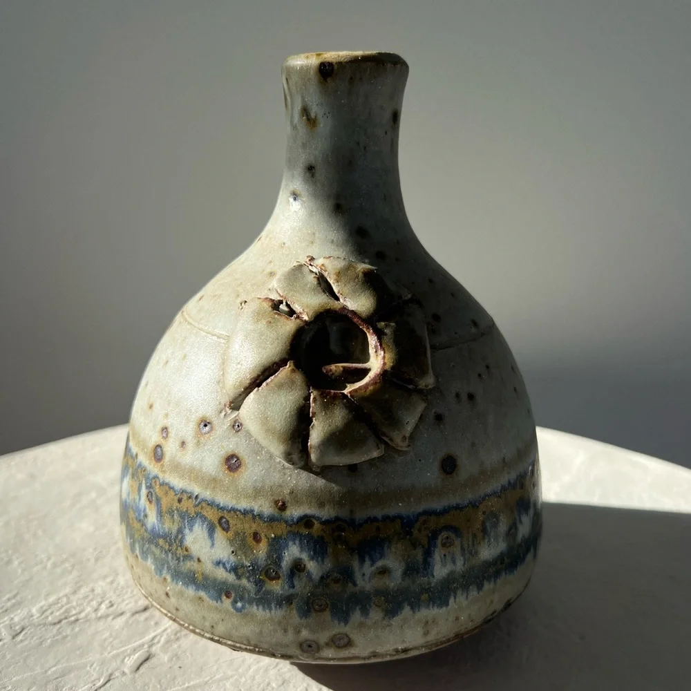 STUNNING MID-CENTURY HANDMADE SIGNED STUDIO POTTERY GREY‎ W/ SPECKLED BROWN